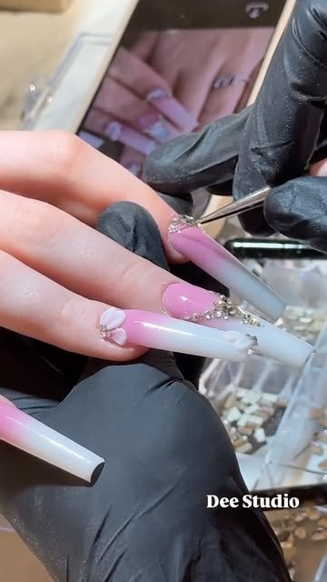 Babyboomer Nägel in Rosa mit Kristallen und 3D-Blüten, Wien
