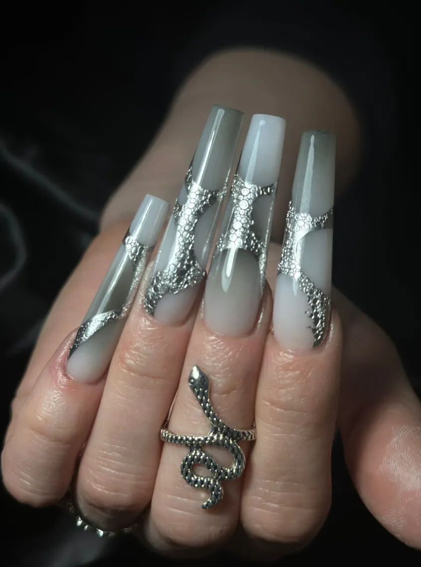 Lange Chrome Nails in Silber mit Reptil-Struktur, Dee Studio Wien