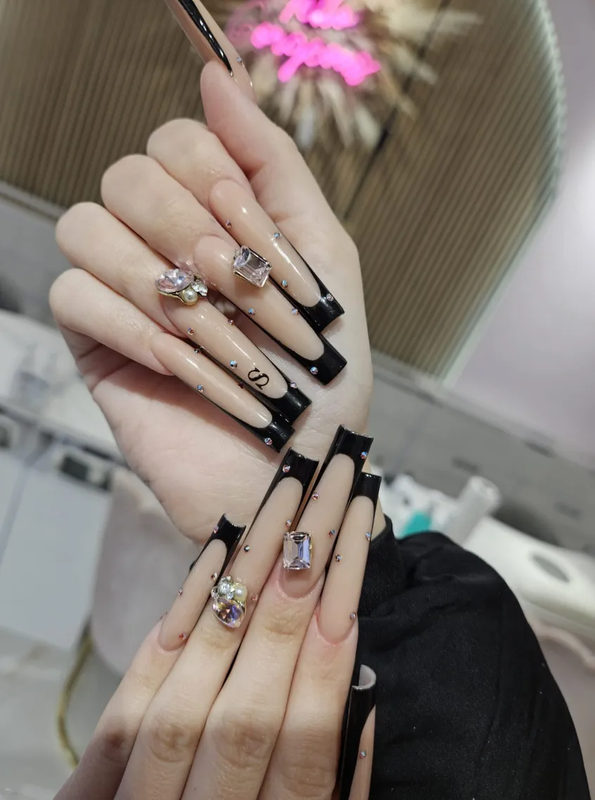 Schwarze XXL French Nails mit Kristallen, Dee Studio Wien