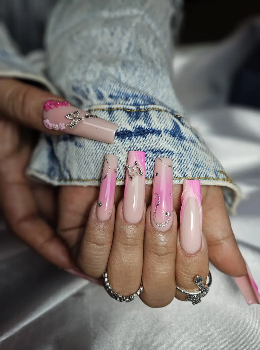 Rosa Marmor Nägel mit Schmetterling-Charms, Nagelstudio Wien