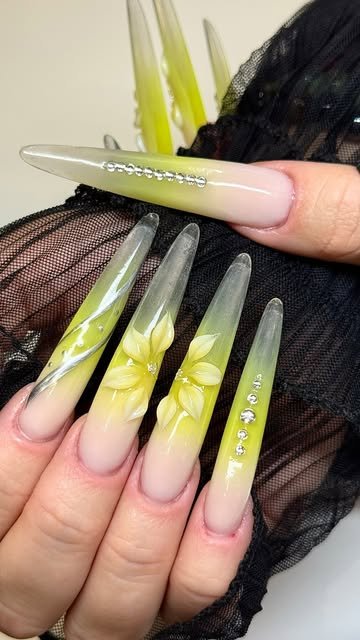 XXL Stiletto Nägel mit gelbem Ombré und Blumen-Design, Wien